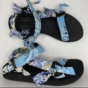 Arizona Love Women’s Trekkie Bandana Sandals size 8.5